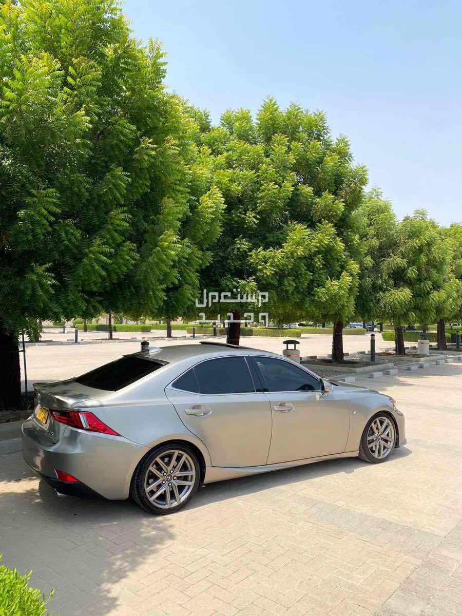 لكزس للبيع في ولاية صحار بسعر 5300 ريال عماني
