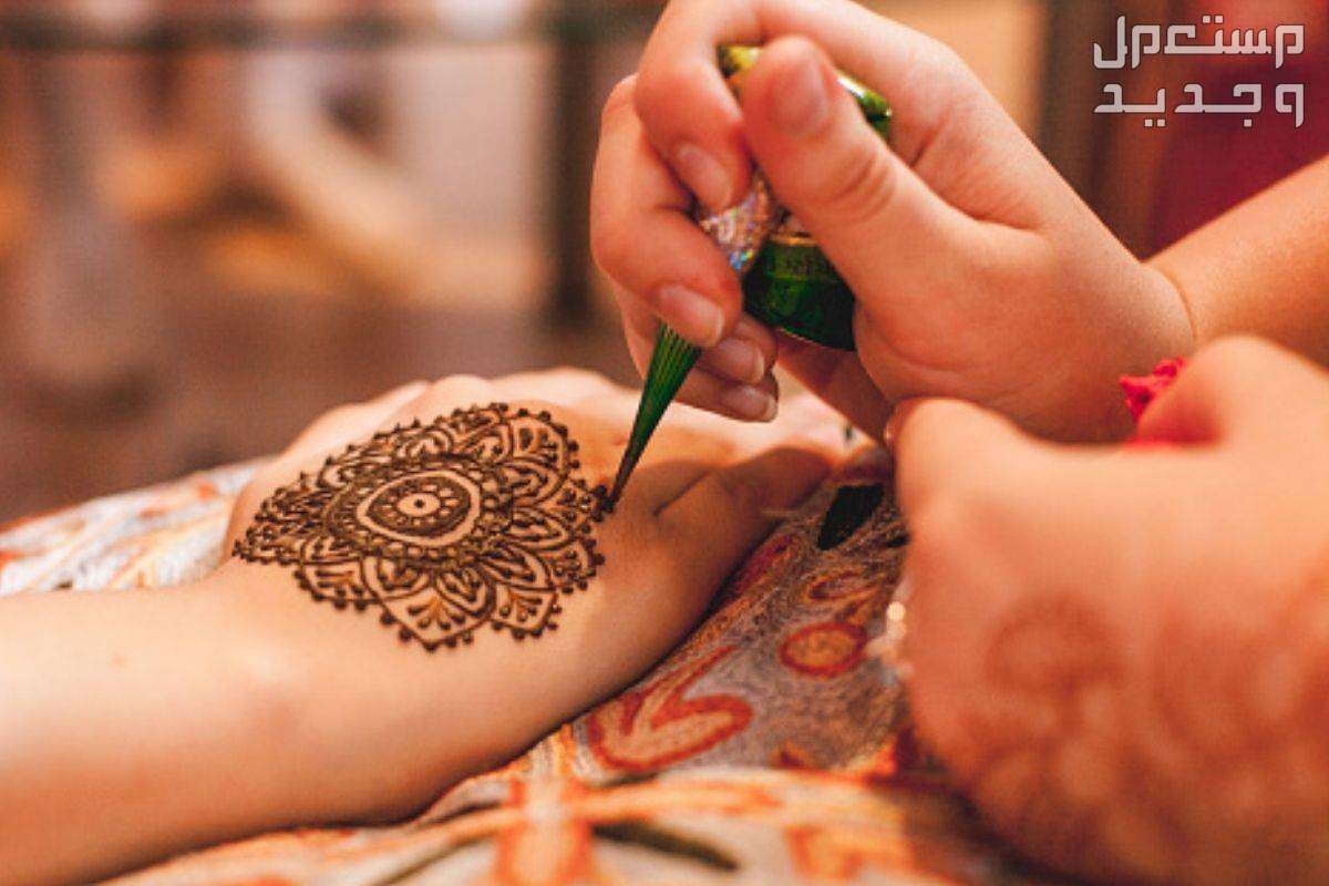 ما تفسير حلم الحناء في المنام للرجل والمرأة رسم الحناء