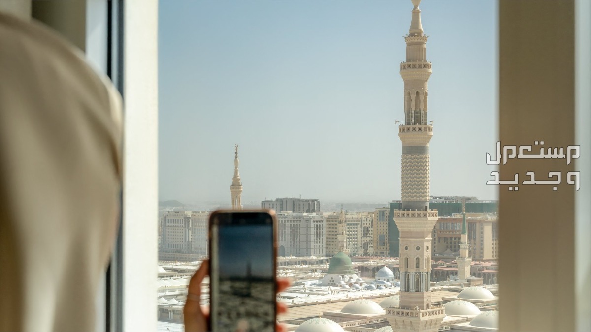 افضل فنادق المدينة المنورة للعوائل فتاة تلتقط صورة لمئذنة المسجد النبوي