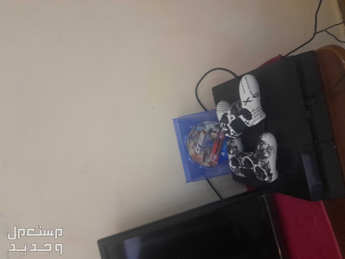 سوني 4 نظيف جديد مستخدم نظيف معاه يدتين وحده اصليه ووحده صينيه كلها كويسه وملبسه وشريط ذكروت 2