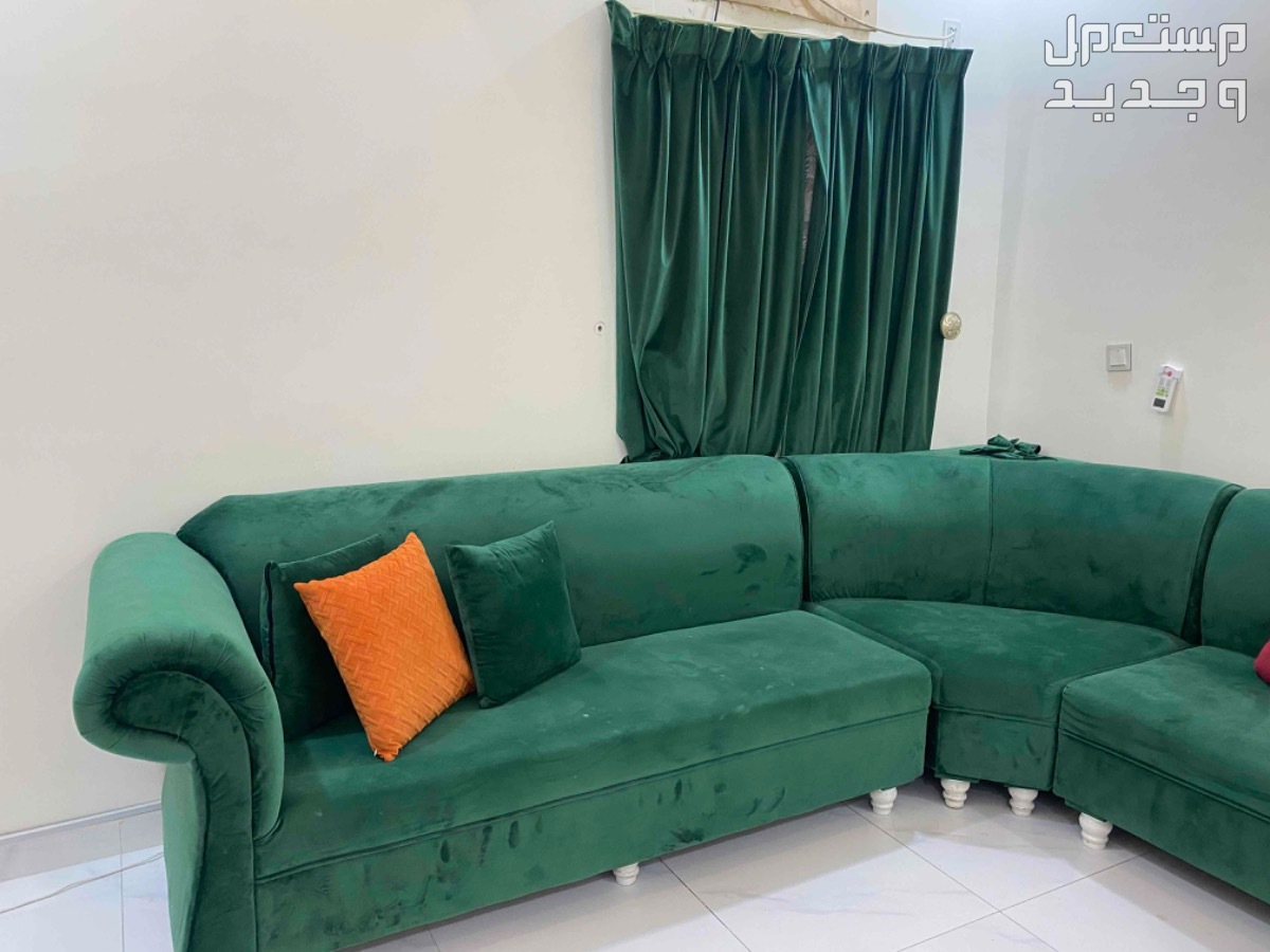 كنب وطاولة طعام للبيع