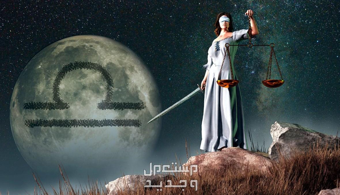 توقعات برج الميزان لعام 2025 في الحب والحياة المهنية والصحة امراة معصبة العينين تحمل ميزان في يدها اليسرى