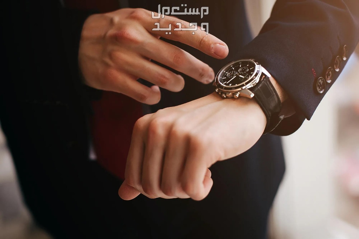 ما هو تفسير حلم ساعة اليد للرجل رجل ينظر الى ساعته