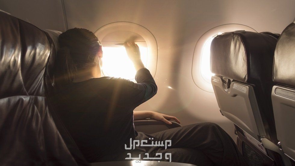 دعاء السفر بالطائرة مكتوب.. أدعية بداية من الخروج للسفر وحتى الوصول فتاة في الطائرة