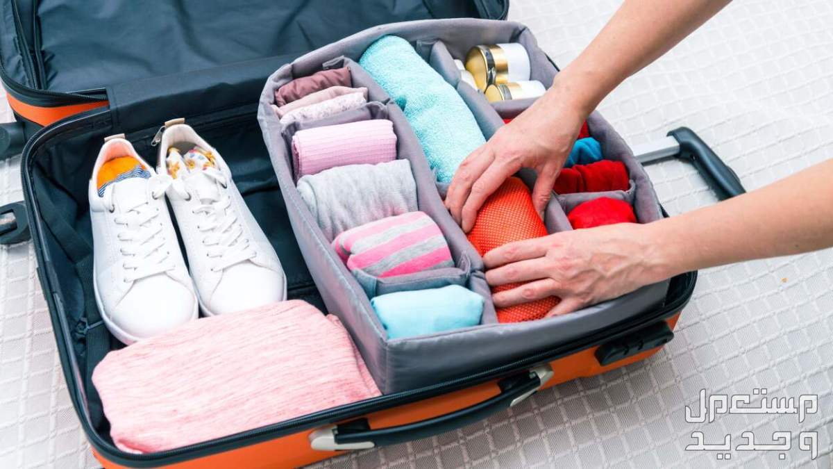 10 أشياء يجب القيام بها قبل ركوب الطائرة لأول مرة سيدة ترتب حقيبة السفر بطرقة ذكية