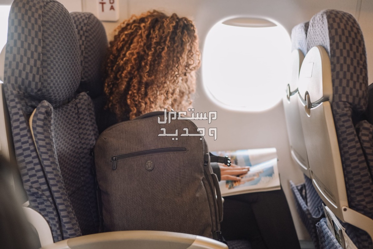 10 أشياء يجب القيام بها قبل ركوب الطائرة لأول مرة فتاة تقرا كتاب في الطائرة