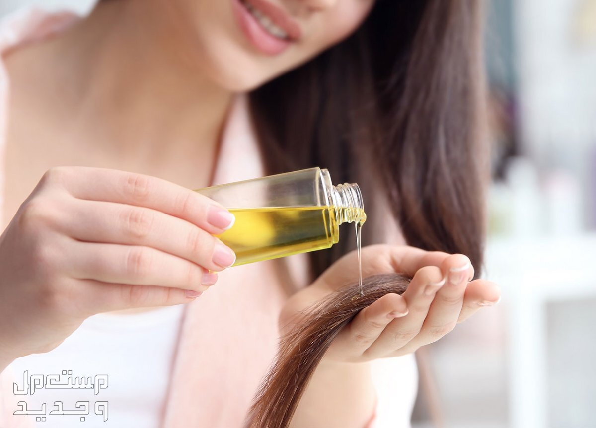 كيفية عمل حمامات زيت للشعر الجاف في المنزل.. إليك الطريقة المثالية سيدة تضع الزيت في يدها