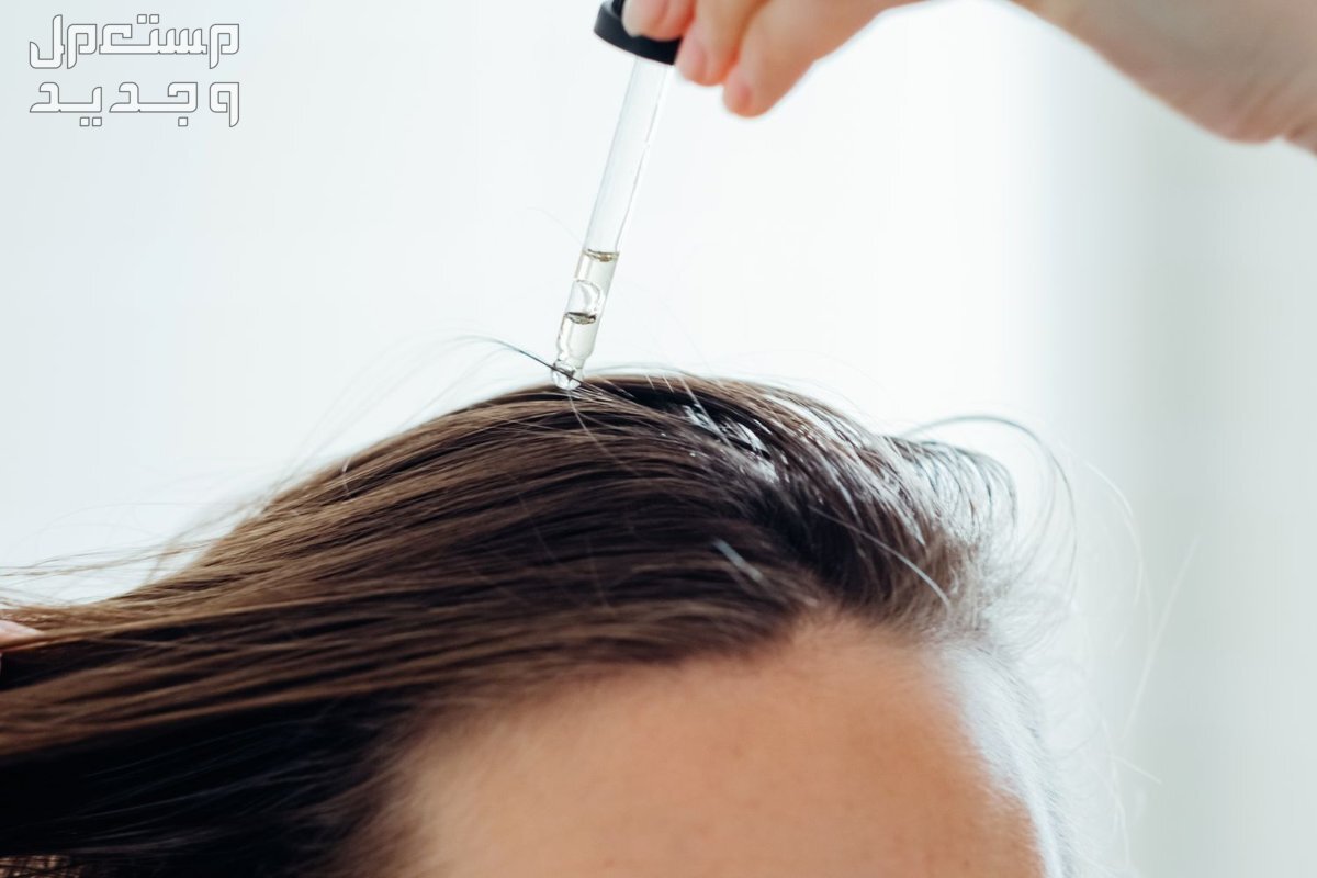 كيفية عمل حمامات زيت للشعر الجاف في المنزل.. إليك الطريقة المثالية سيدة تضع الزيت على فروة رأسها