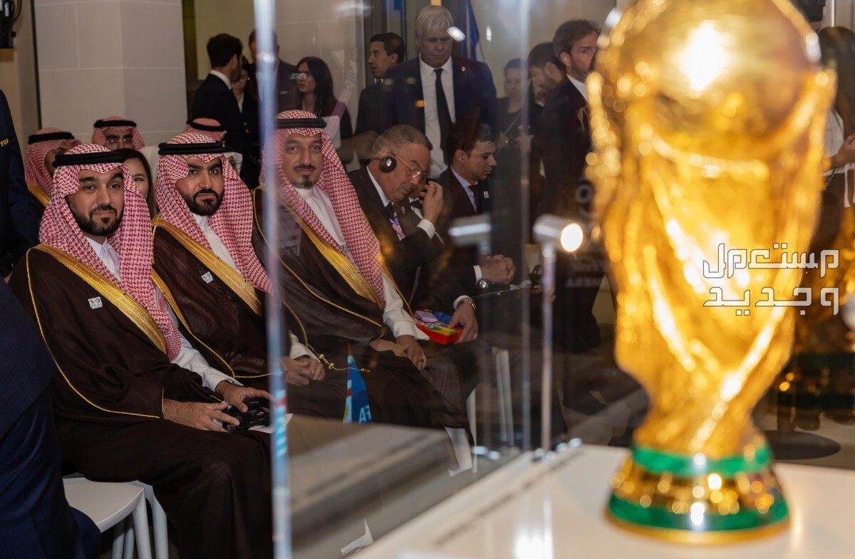 هوية السعودية لاستضافة كأس العالم 2034 الوفد السعودي في باريس ينظر إلى كأس العالم