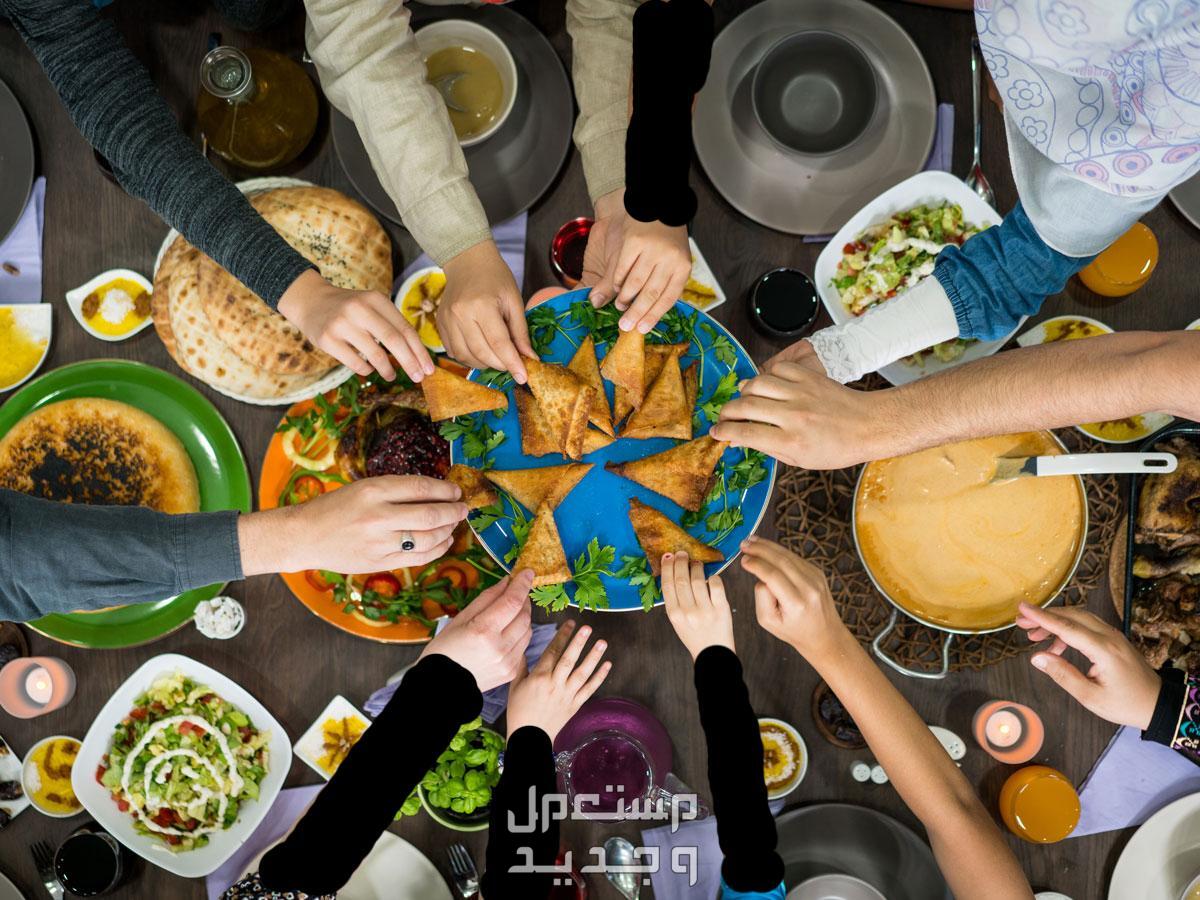 خواطر يوم الجمعة: نفحات إيمانية وافضل الأعمال والادعية المأثورة تناول الطعام مع العائلة يوم الجمعة