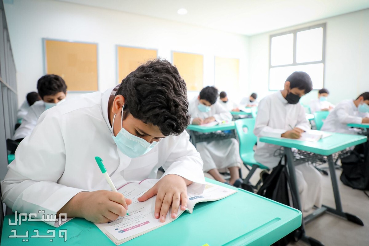 جميع العطلات الرسمية في السعودية 1446 طالب يؤدي الاختبار