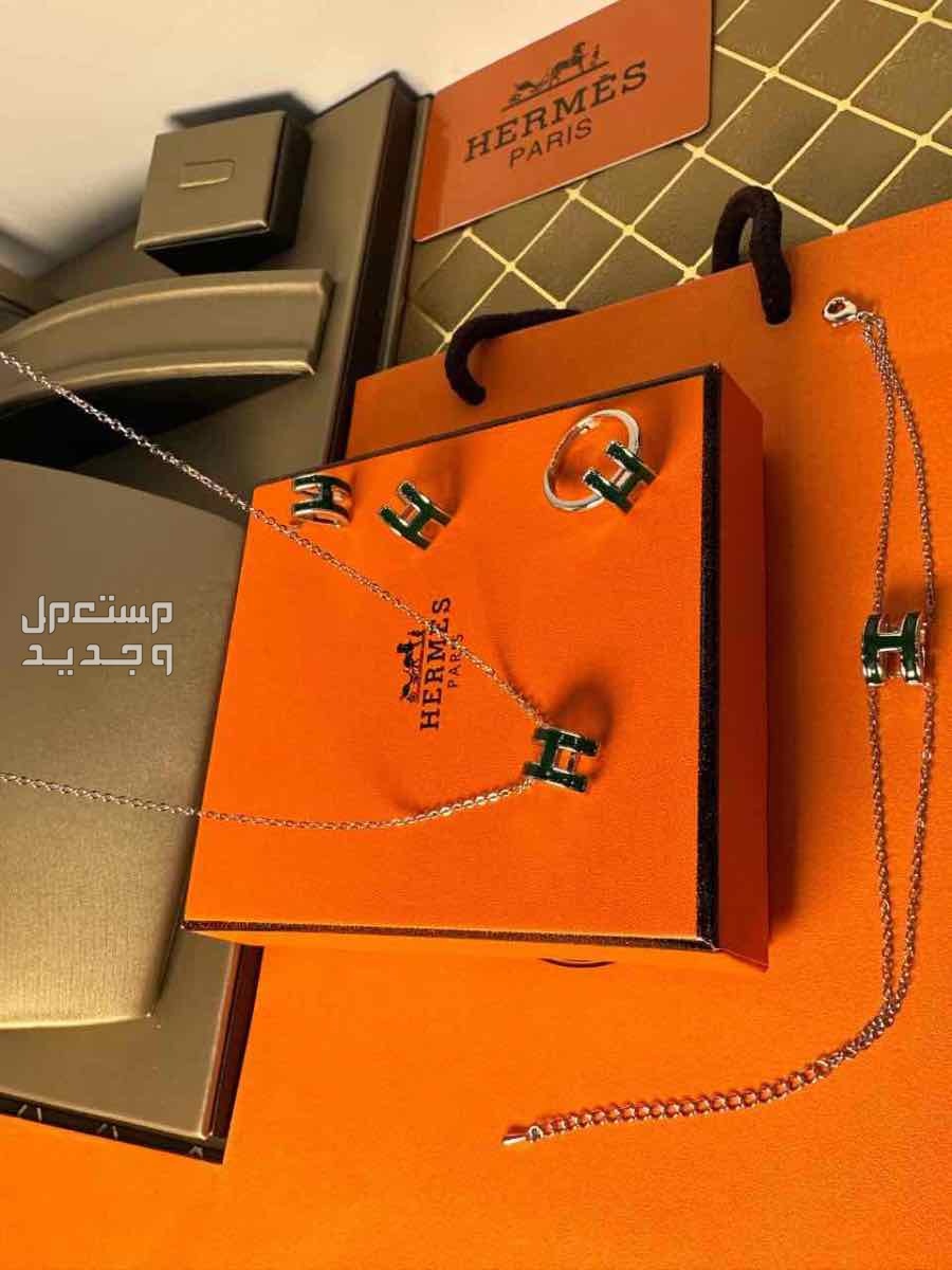 🌹عروضنا مستمره 🌹🌹أطقم إكسسوارات ماركات هرمس 🌹الطقم يتكون من اربع قطع 🌹سلسال 🌹سواره 🌹حلق 🌹خاتم 🌹درجة أولى مع علبة وكيس وكرت الماركه 🌹جده