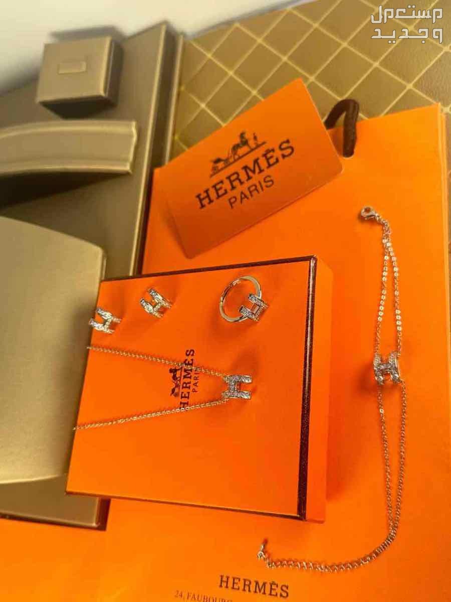 🌹عروضنا مستمره 🌹🌹أطقم إكسسوارات ماركات هرمس 🌹الطقم يتكون من اربع قطع 🌹سلسال 🌹سواره 🌹حلق 🌹خاتم 🌹درجة أولى مع علبة وكيس وكرت الماركه 🌹جده