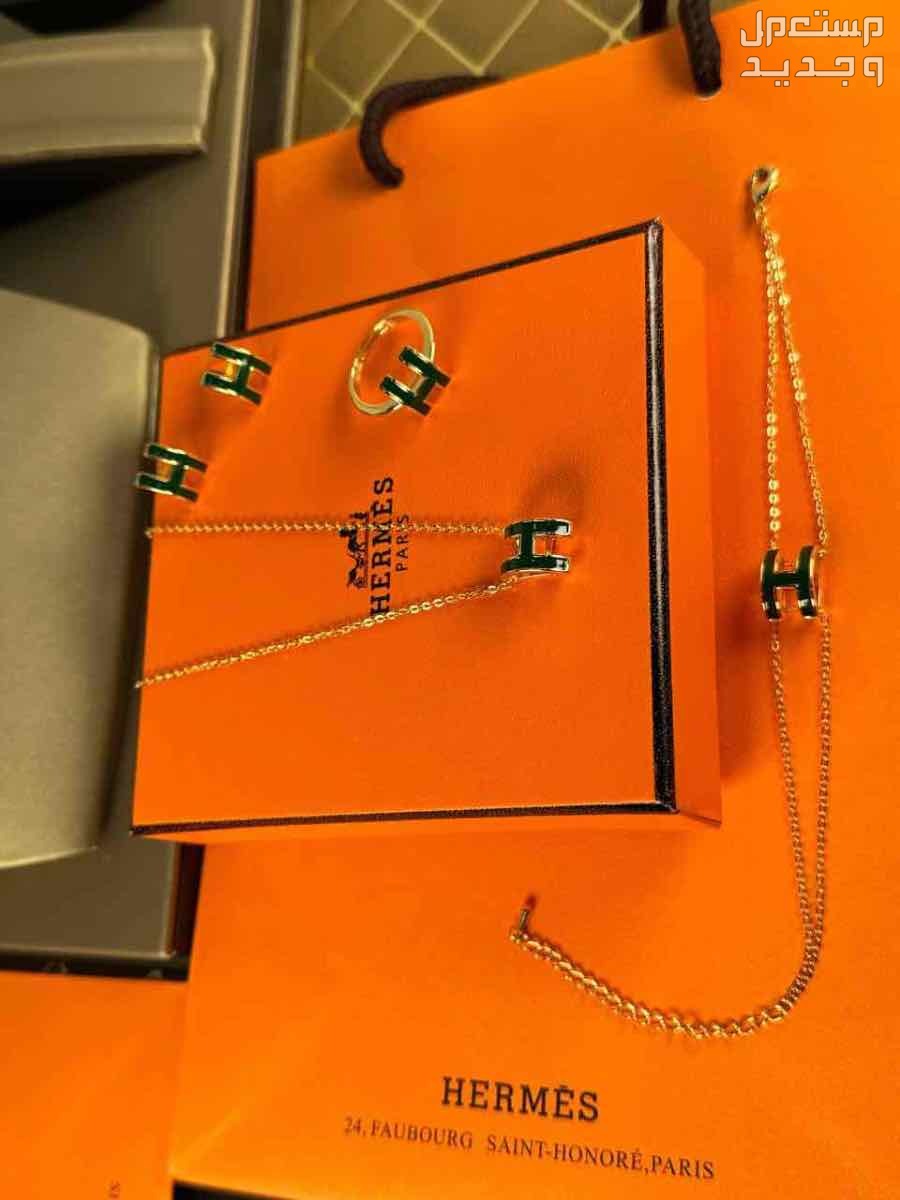 🌹عروضنا مستمره 🌹🌹أطقم إكسسوارات ماركات هرمس 🌹الطقم يتكون من اربع قطع 🌹سلسال 🌹سواره 🌹حلق 🌹خاتم 🌹درجة أولى مع علبة وكيس وكرت الماركه 🌹جده
