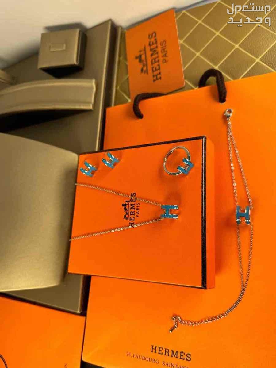 🌹عروضنا مستمره 🌹🌹أطقم إكسسوارات ماركات هرمس 🌹الطقم يتكون من اربع قطع 🌹سلسال 🌹سواره 🌹حلق 🌹خاتم 🌹درجة أولى مع علبة وكيس وكرت الماركه 🌹جده