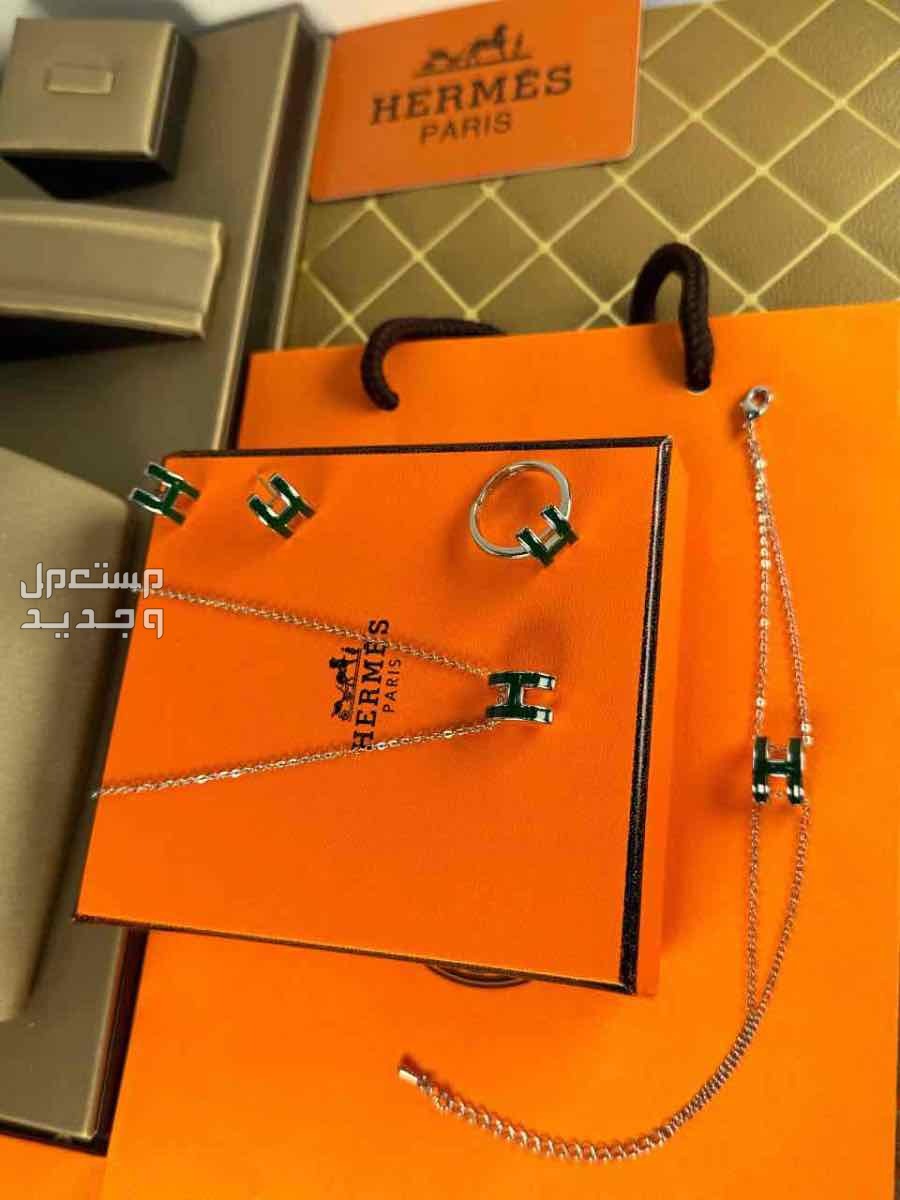 🌹عروضنا مستمره 🌹🌹أطقم إكسسوارات ماركات هرمس 🌹الطقم يتكون من اربع قطع 🌹سلسال 🌹سواره 🌹حلق 🌹خاتم 🌹درجة أولى مع علبة وكيس وكرت الماركه 🌹جده