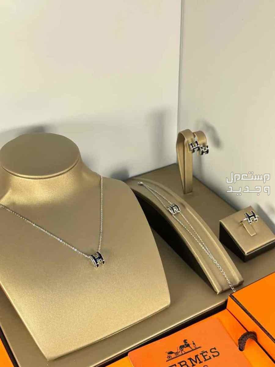 🌹عروضنا مستمره 🌹🌹أطقم إكسسوارات ماركات هرمس 🌹الطقم يتكون من اربع قطع 🌹سلسال 🌹سواره 🌹حلق 🌹خاتم 🌹درجة أولى مع علبة وكيس وكرت الماركه 🌹جده