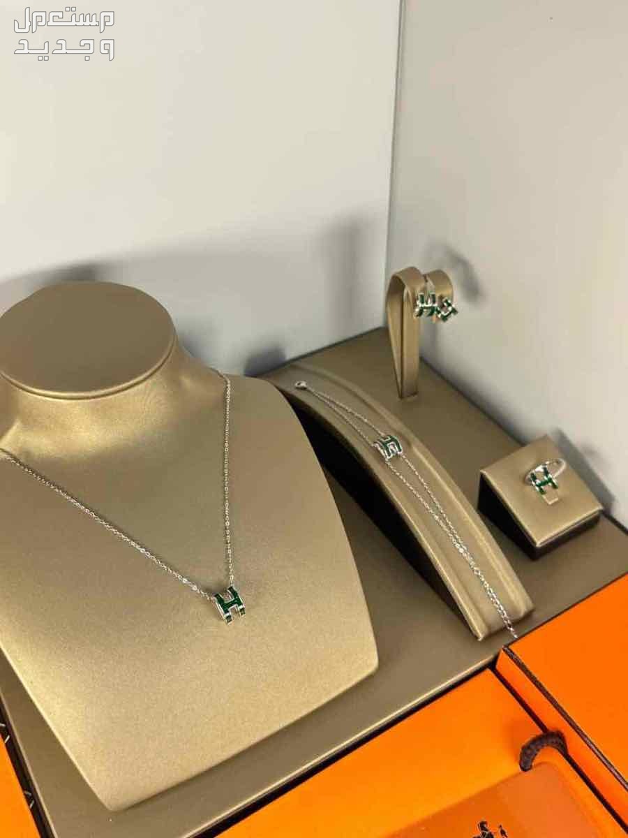 🌹عروضنا مستمره 🌹🌹أطقم إكسسوارات ماركات هرمس 🌹الطقم يتكون من اربع قطع 🌹سلسال 🌹سواره 🌹حلق 🌹خاتم 🌹درجة أولى مع علبة وكيس وكرت الماركه 🌹جده