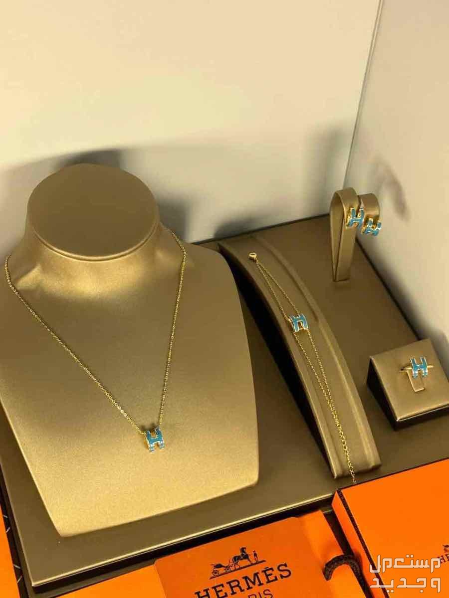 🌹عروضنا مستمره 🌹🌹أطقم إكسسوارات ماركات هرمس 🌹الطقم يتكون من اربع قطع 🌹سلسال 🌹سواره 🌹حلق 🌹خاتم 🌹درجة أولى مع علبة وكيس وكرت الماركه 🌹جده