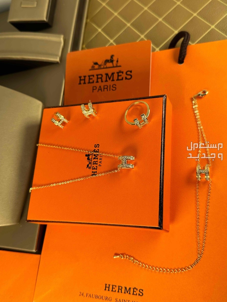 🌹عروضنا مستمره 🌹🌹أطقم إكسسوارات ماركات هرمس 🌹الطقم يتكون من اربع قطع 🌹سلسال 🌹سواره 🌹حلق 🌹خاتم 🌹درجة أولى مع علبة وكيس وكرت الماركه 🌹جده