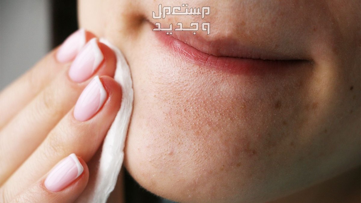 أفضل 7 منتجات تنظيف البشرة من الرؤوس السوداء سيدة تستخدم مزيل رؤوس سوداء