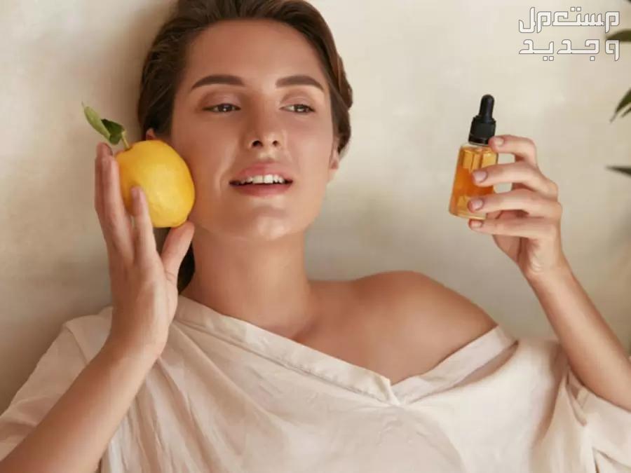 أفضل 7 فوائد صحية لزيت الليمون العطري سيدة في يدها ليمونة واليد الأخرى زيت الليمون العطري
