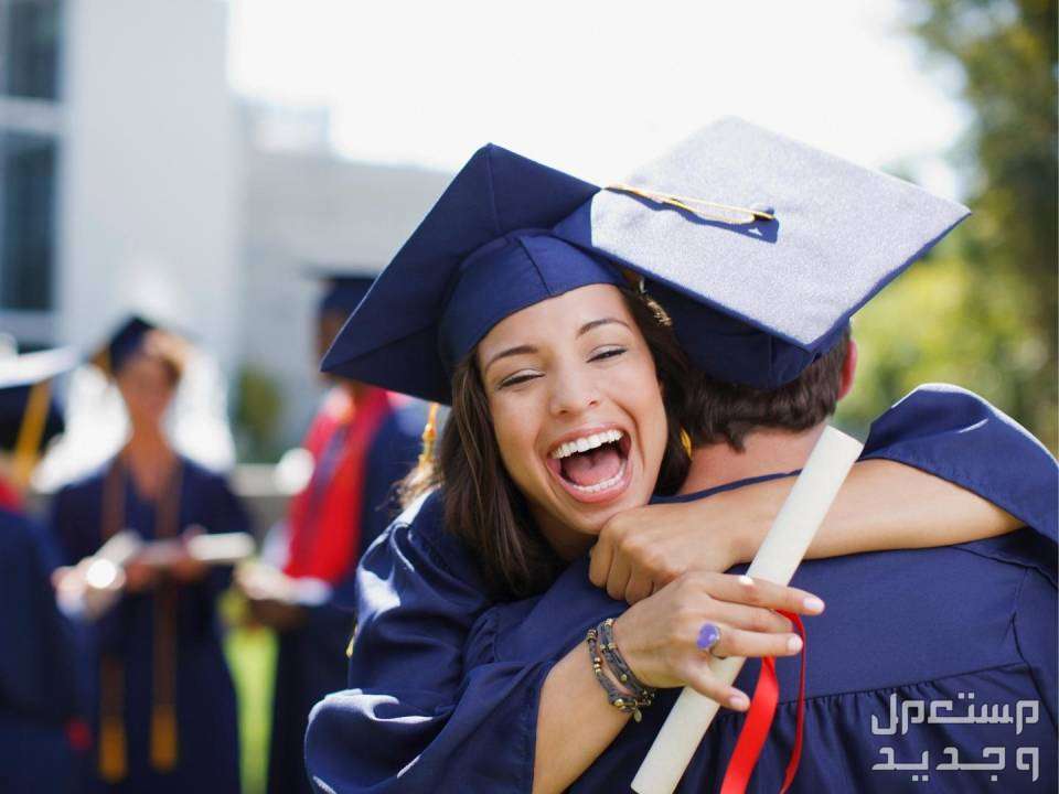 كيف تختار التخصص المناسب لك في الجامعة طالبة سعيدة بتخرجها