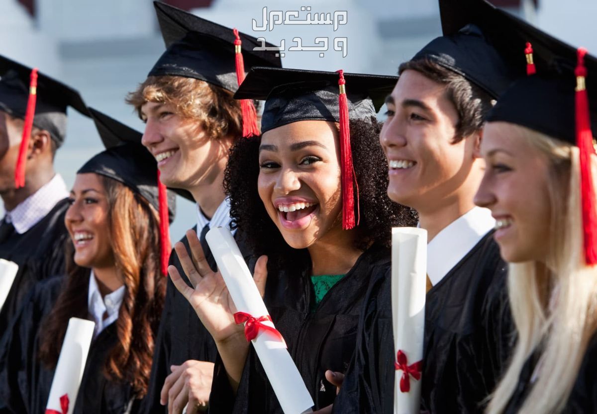 كيف تختار التخصص المناسب لك في الجامعة طالبة سعيدة يوم تخرجها من الجامعة