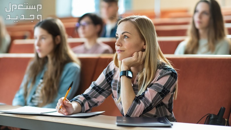 كيف تختار التخصص المناسب لك في الجامعة طالب تدرس بشغف في الجامعة