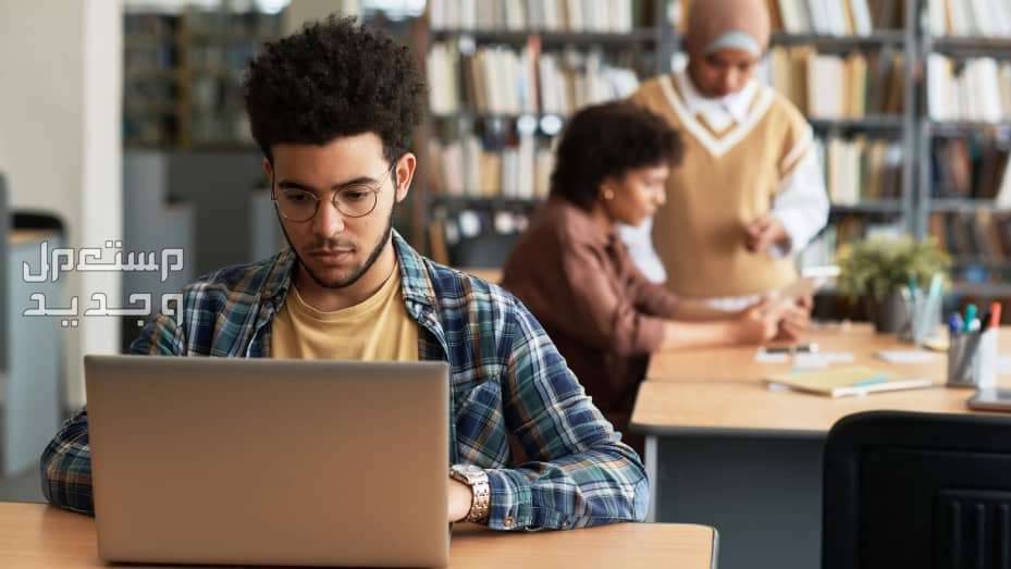 كيف تختار التخصص المناسب لك في الجامعة طالب يختار التخصص المناسب في الجامعة