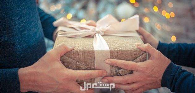 تفسير حلم الهدية من شخص معروف أو غريب في المنام هدية في المنام