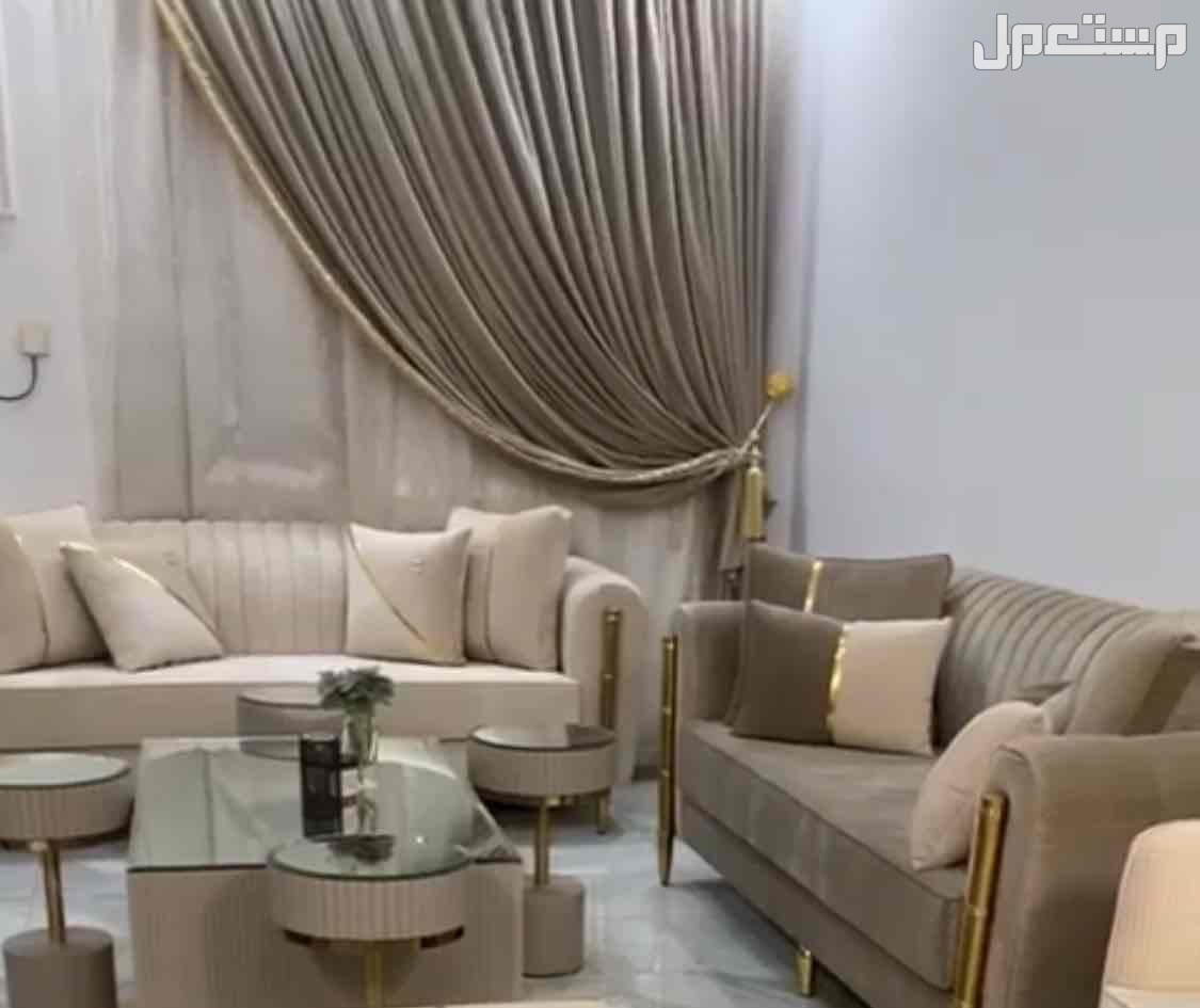 كنب مخمل رمادي مع بيج جديد لم يستخدم كما هو واضح في الصور في المدينة المنورة بسعر 5 آلاف ريال سعودي