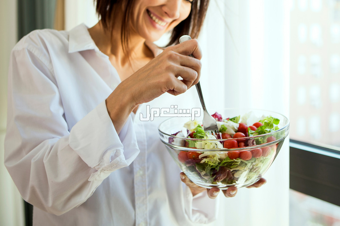 جدول رجيم صحي لإنقاص الوزن في شهر سيدة تأكل سلطة صحية