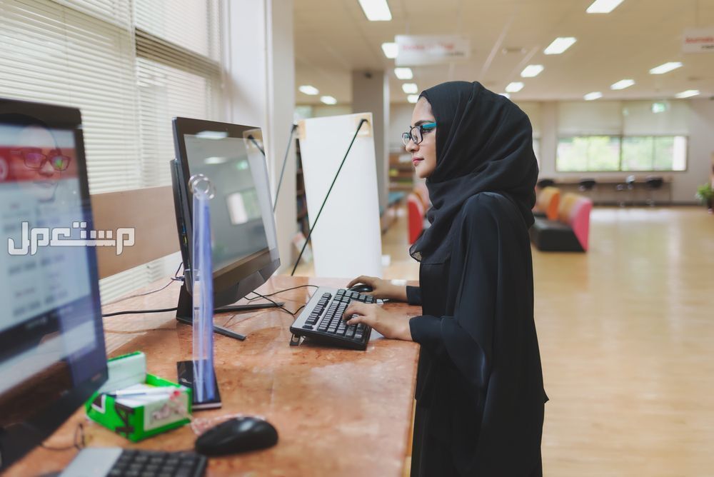 مواعيد التقديم على الدراسات العليا 1446 فتاة سعودية تستخدم الكمبيوتر
