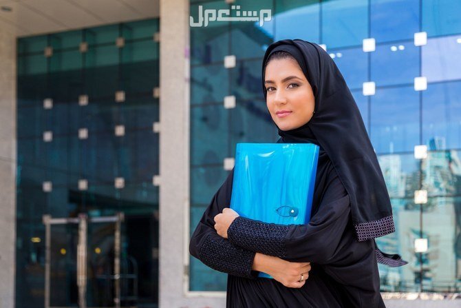 مواعيد التقديم على الدراسات العليا 1446 فتاة سعودية تحمل ملف التقديم على الدراسات العليا 1446