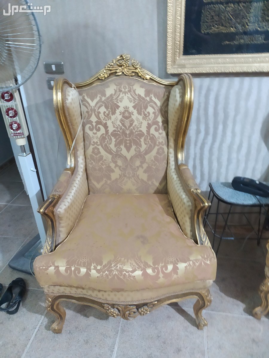 صالون مدهب 6 قطع 4 كرسي+1 كنبه + 1 ترابيزة رخام السعر قابل للنقاش في المنيا بسعر 18500 جنيه مصري ثالث كرسي