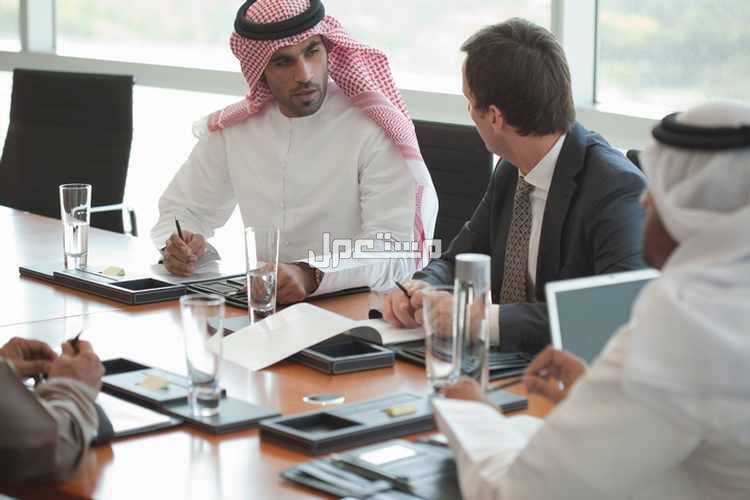 شروط تأسيس شركة في السعودية للأجانب اجتماع عمل بين سعوديين ومستثمر أجنبي