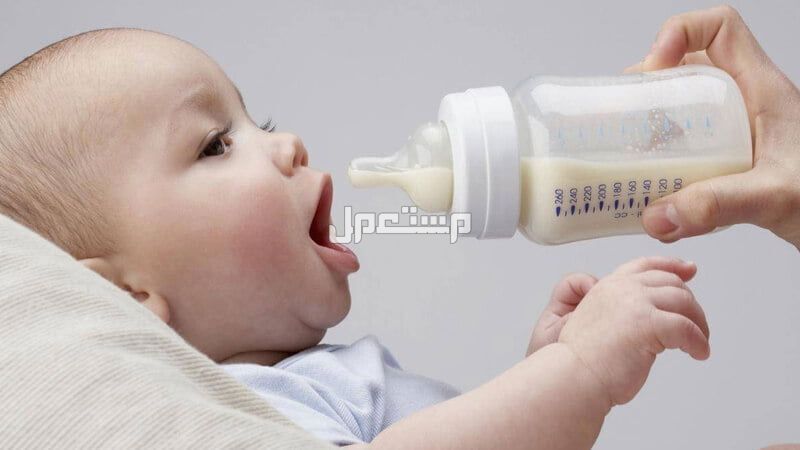 حقيقة صرف زيادة ملكية لمستفيدي الضمان شهر سبتمبر 2024 طفل يتناول حليب الاطفال