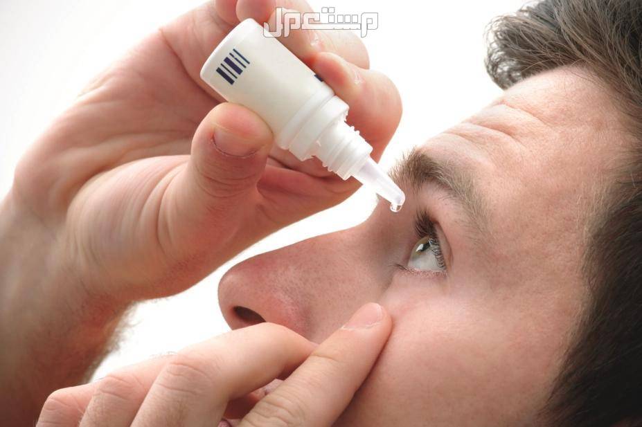 أفضل قطرة لعلاج جفاف العين لعام 2024 رجل يضع قطرة في عينه