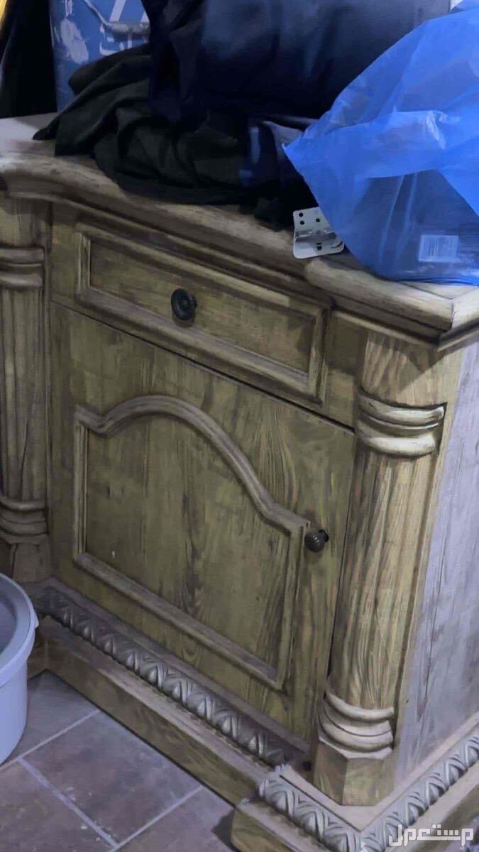 تسريحة غرفة نوم و طاولة ادراج و دولاب