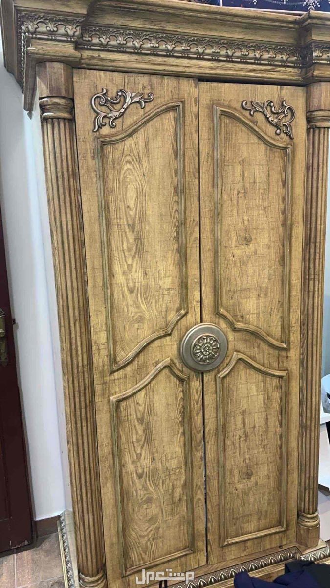 تسريحة غرفة نوم و طاولة ادراج و دولاب