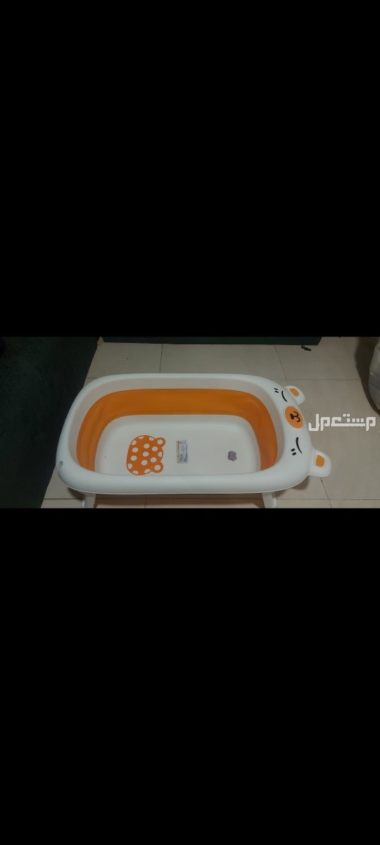 عربة اطفال و كرسيً طعام و بانيو للبيع