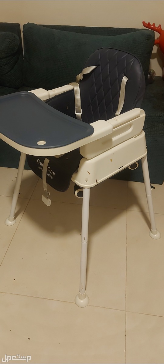 عربة اطفال و كرسيً طعام و بانيو للبيع