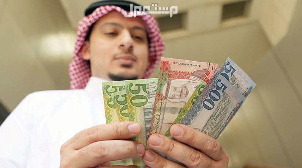 حساب المواطن دفعة سبتمبر 2024.. اعرف نتائج الأهلية الآن رجل سعودي يحسب راتب دعم حساب المواطن