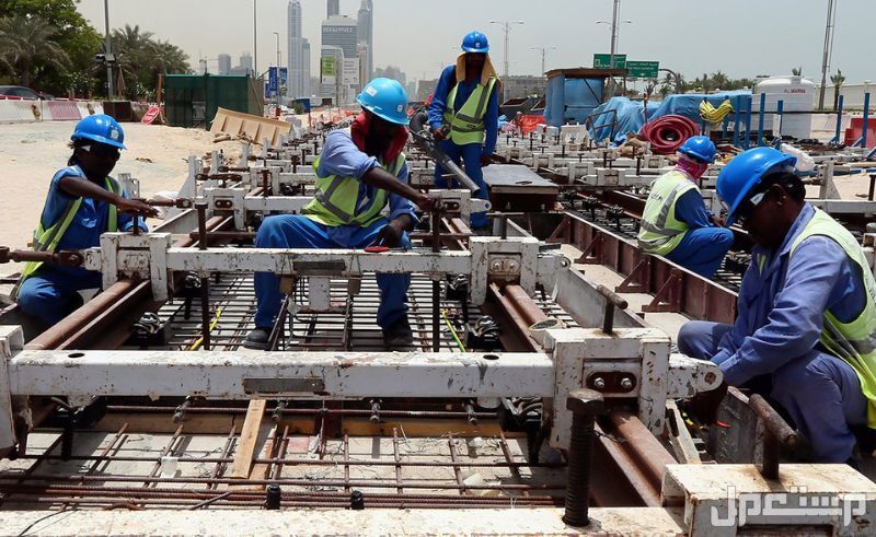 تعرف على شروط صرف بدل ساعات عمل 1446 والفئات المشمولة عمال في المملكة