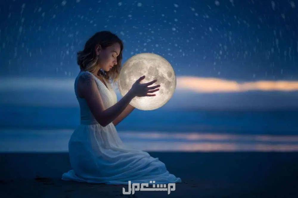 تفسير رؤية القمر في المنام للرجل والمرأة فتاة تحمل القمر بين يديها