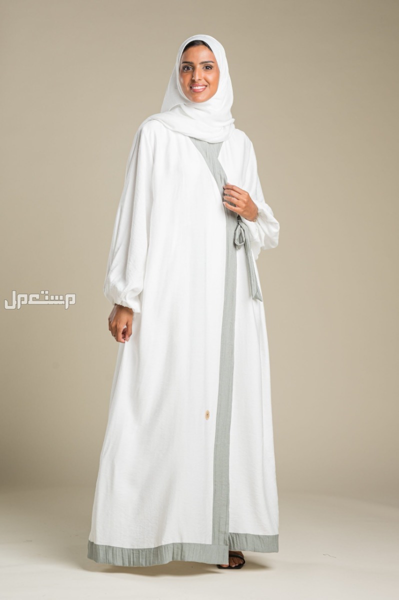 لبس المعلمات في المدارس السعودية عباية بيضاء