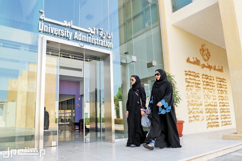 افضل 10 جامعات سعودية بالترتيب في 2025 طالبتان في حرم جامعة سعودية