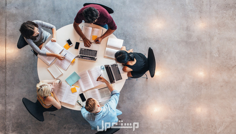 مع بداية العام الدراسي.. كيف تكون منظم في دراستك مجموعة طلاب يذاكرون سويا