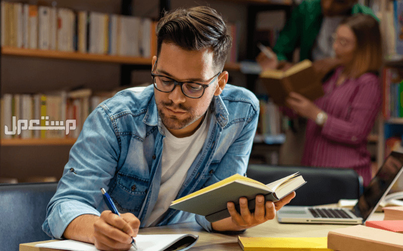 مع بداية العام الدراسي.. كيف تكون منظم في دراستك طالب يذاكر في المكتبة